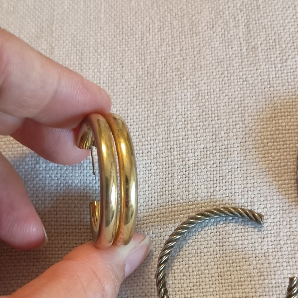Elegant Gold Hoop Earrings - Picture 4 of 4